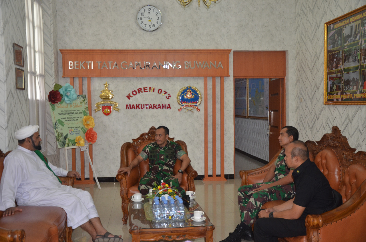 Danrem 073/Makutarama Menerima Kunjungan Silaturahmi Tokoh Agama K.H. Abdul Aziz